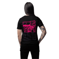 t-shirt-schwarz-koi-pink-purple-model